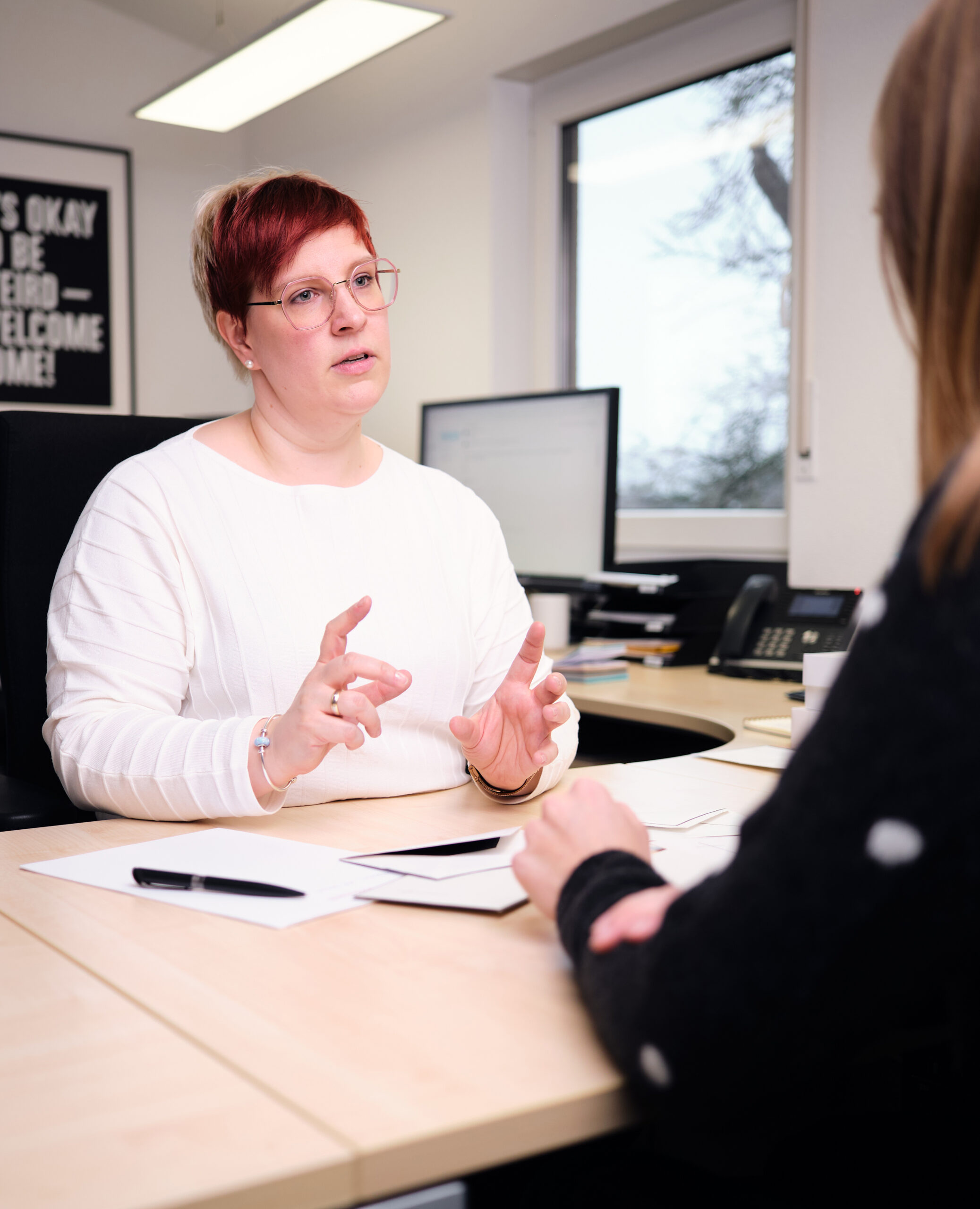 Eine Frau erklärt Design.