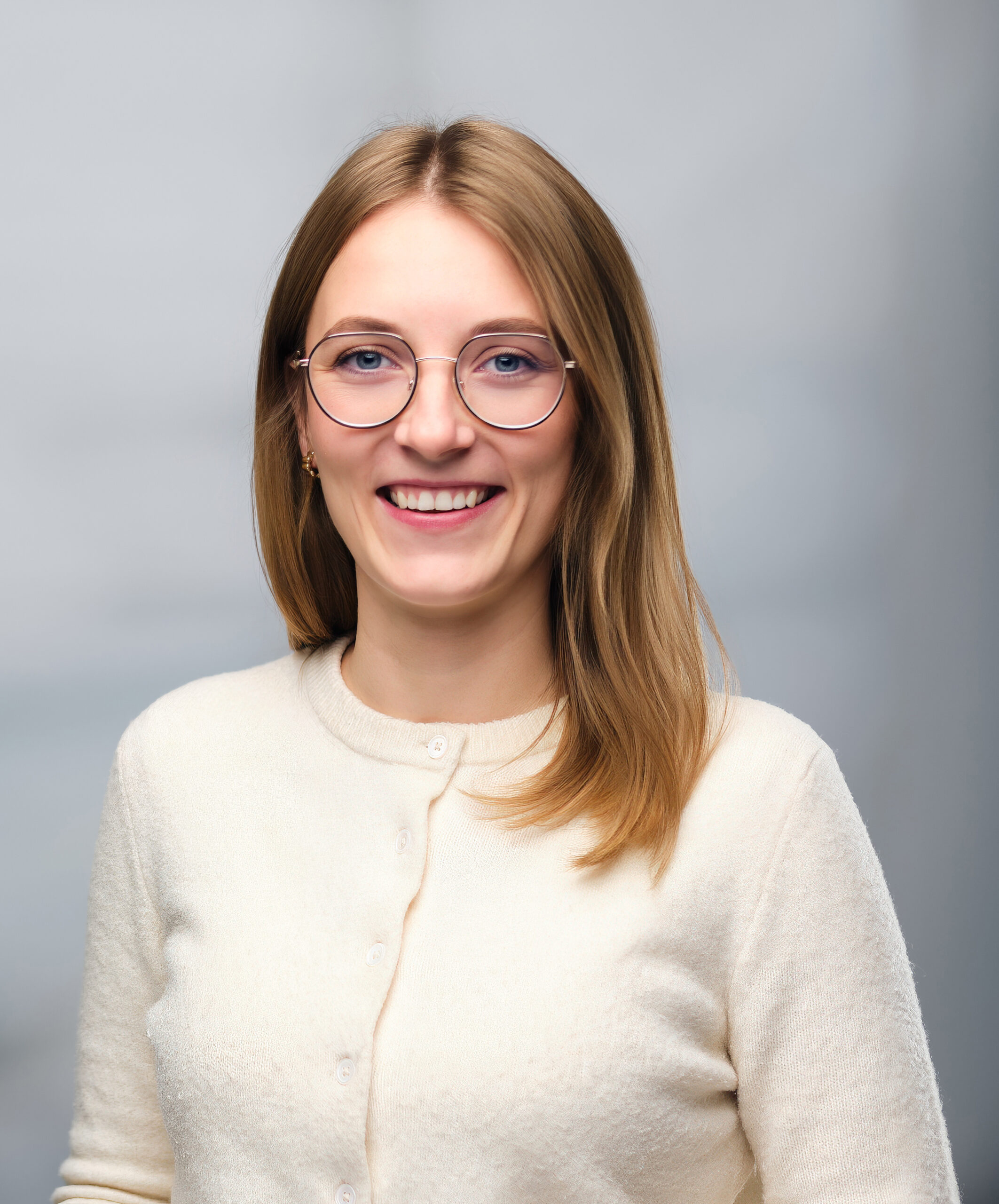 Eine Frau lächelt in die Kamera.