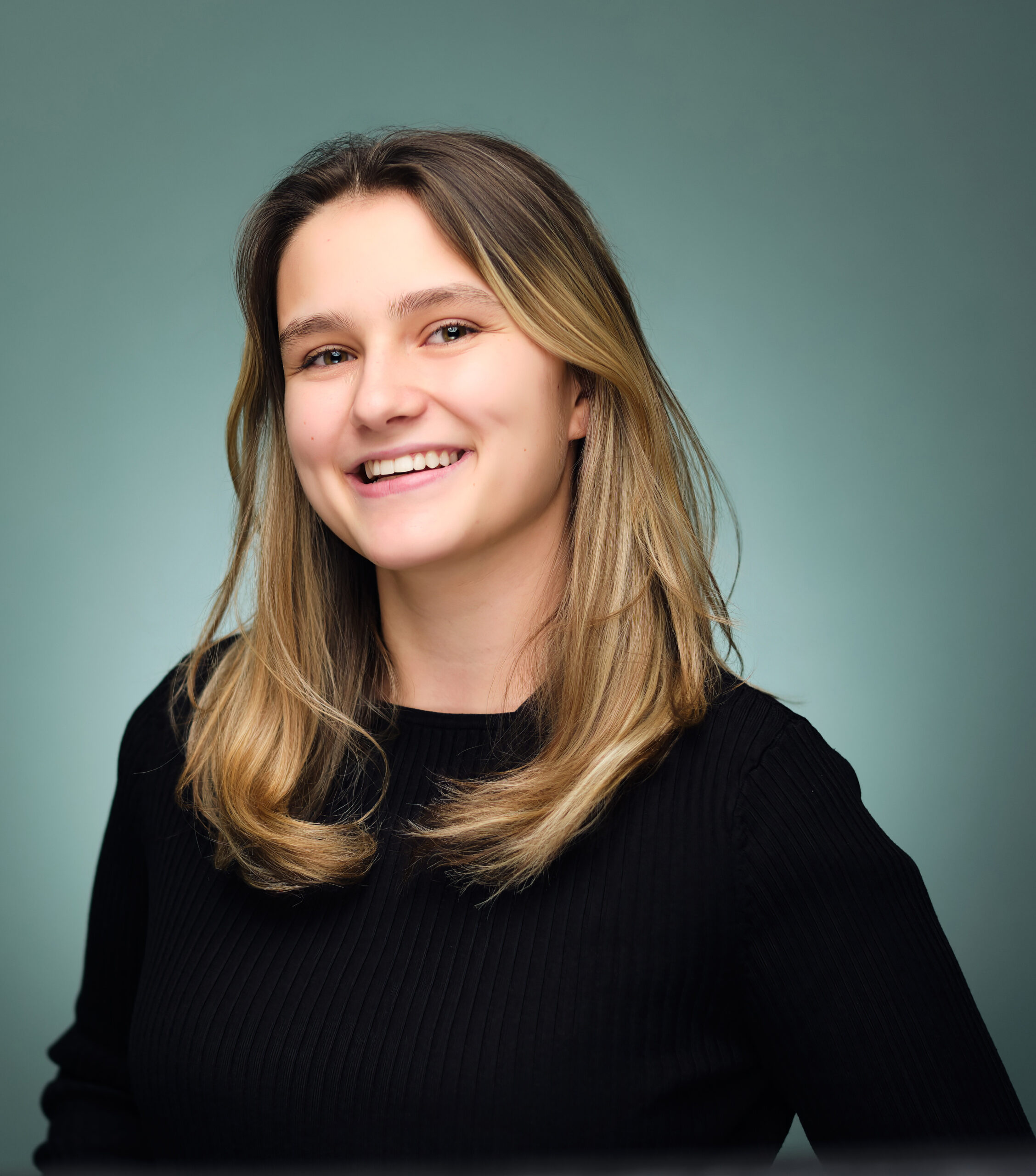 Eine Frau lächelt in die Kamera.
