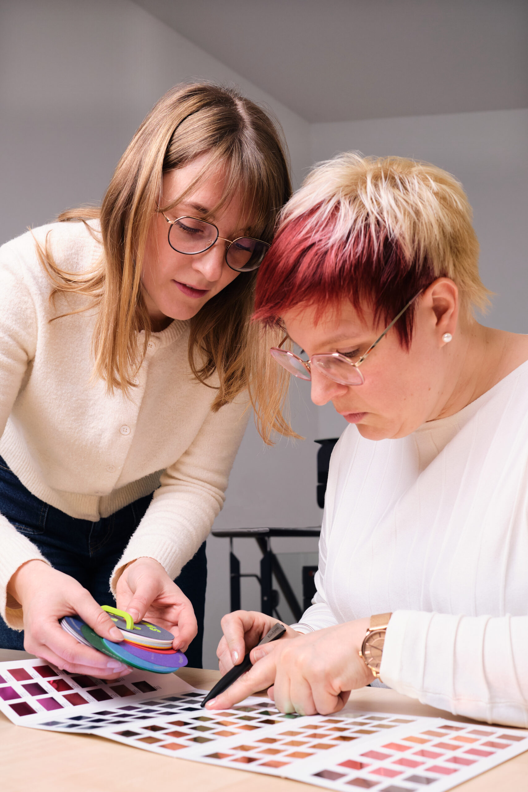 Zwei Frauen treffen eine Farbauswahl.