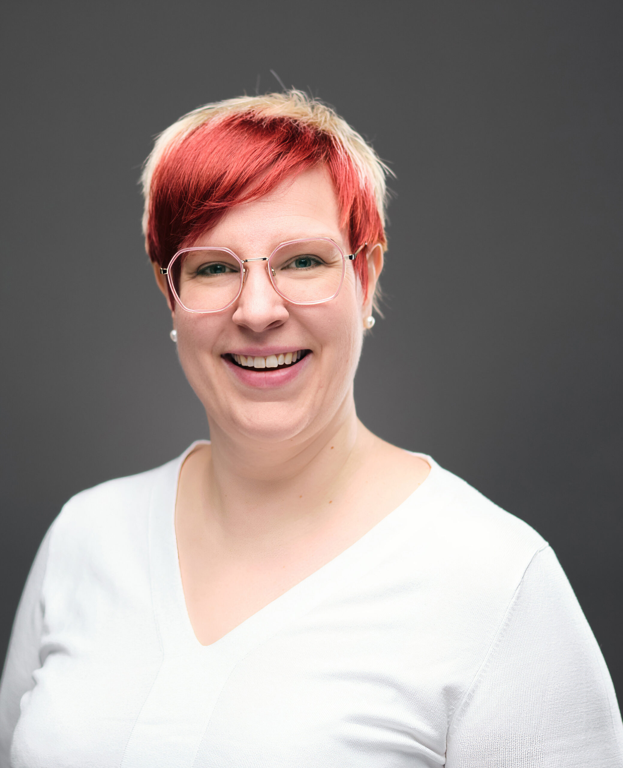 Eine Frau lächelt in die Kamera.